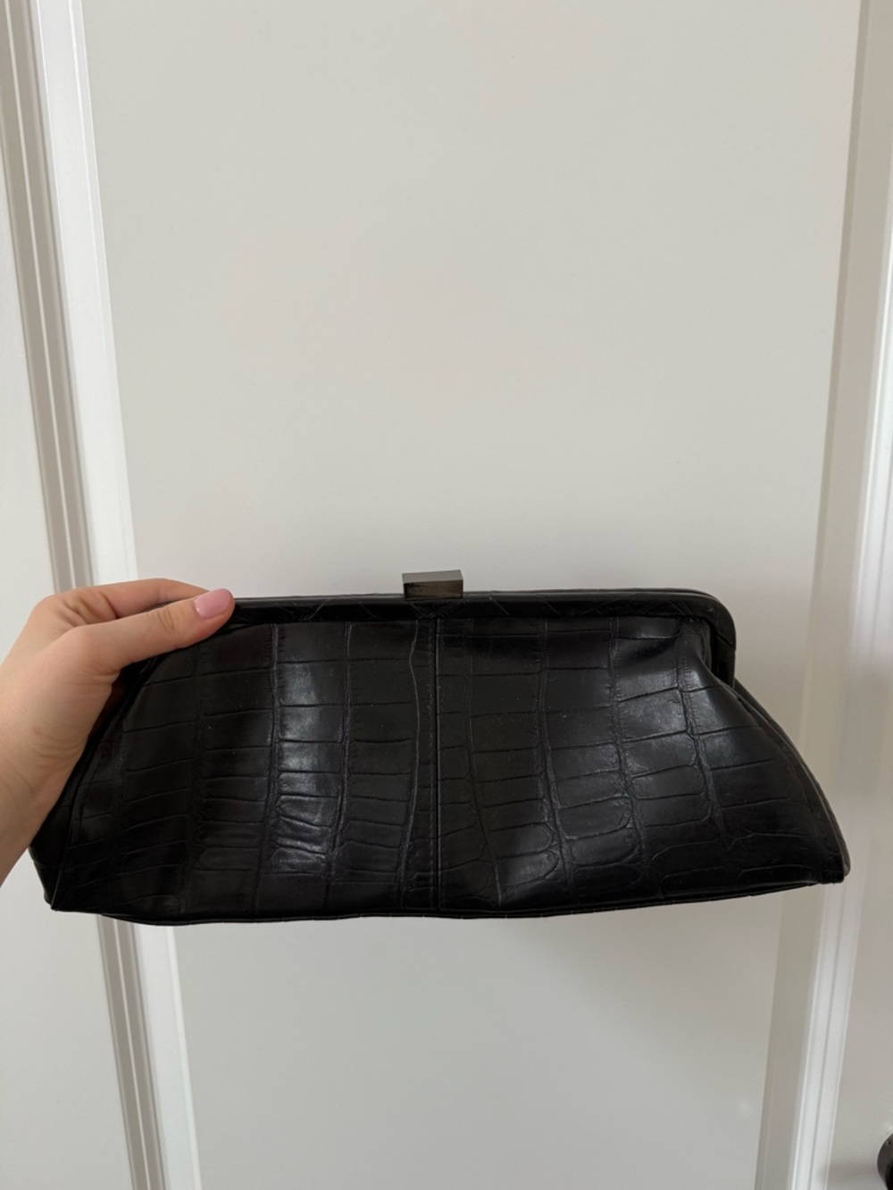 Crocodile-embossed Clutch with Silver Chain - Picture 3 of 12